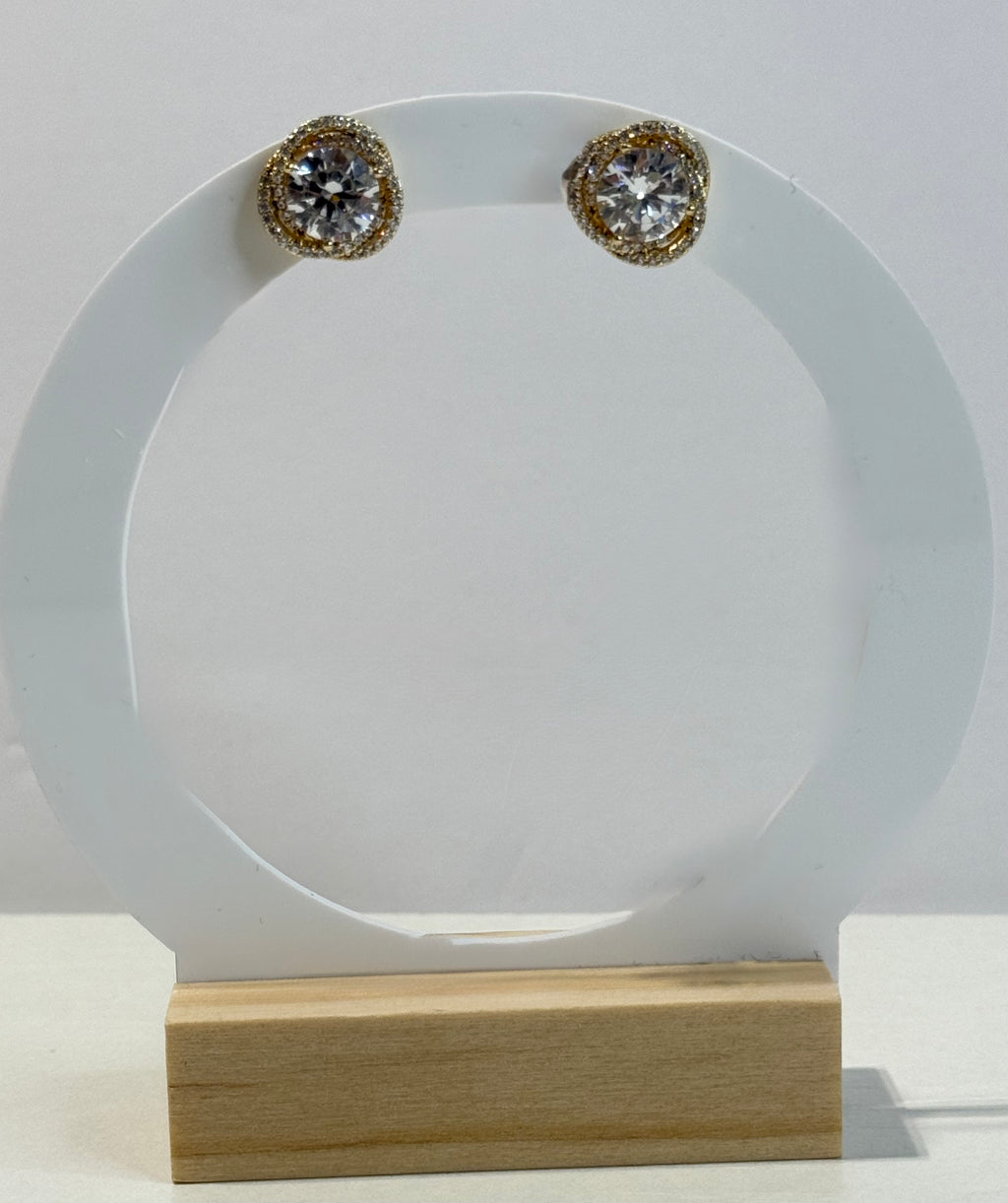 Aretes de nudo con zirconia claros.