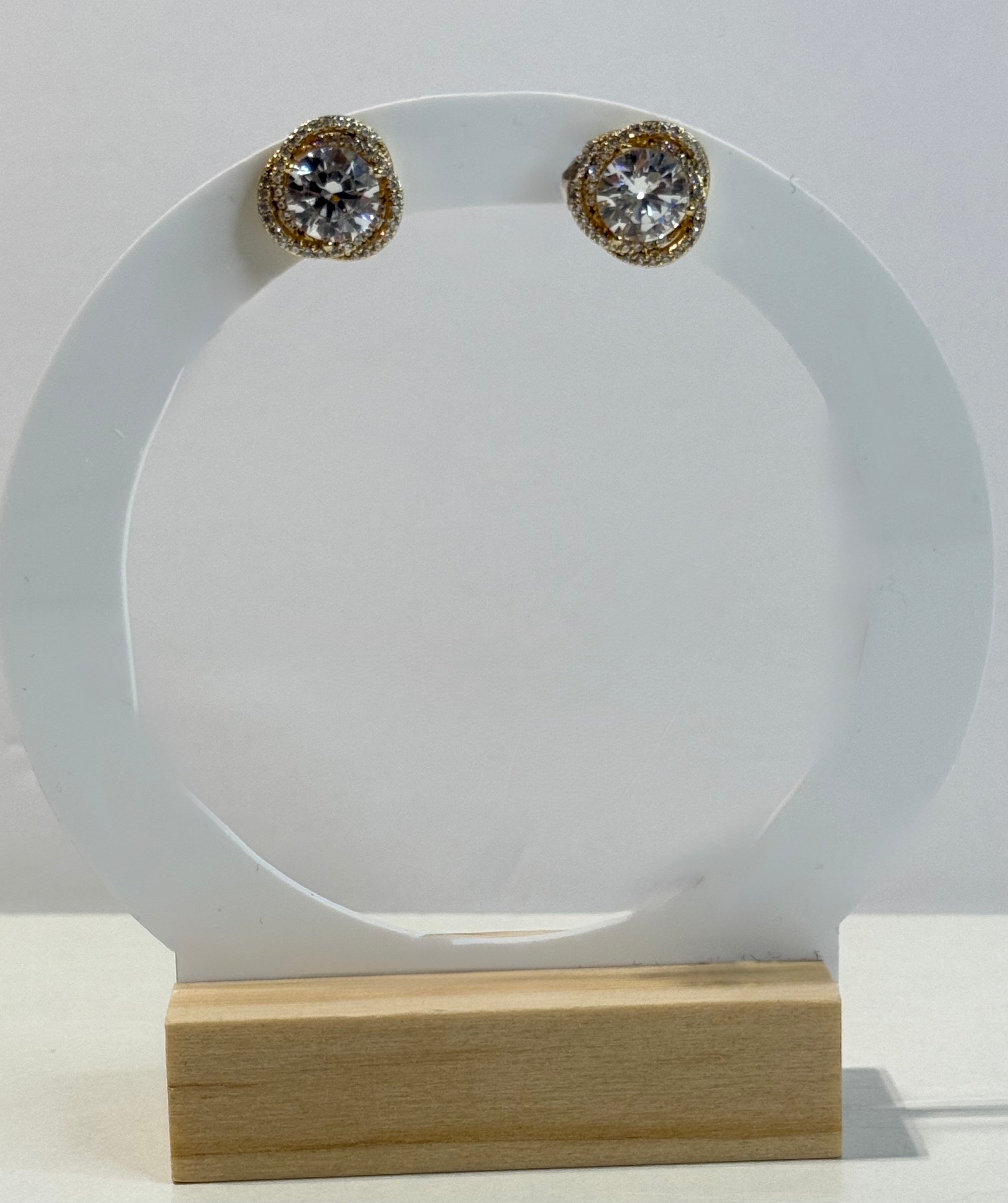 Aretes de nudo con zirconia claros.