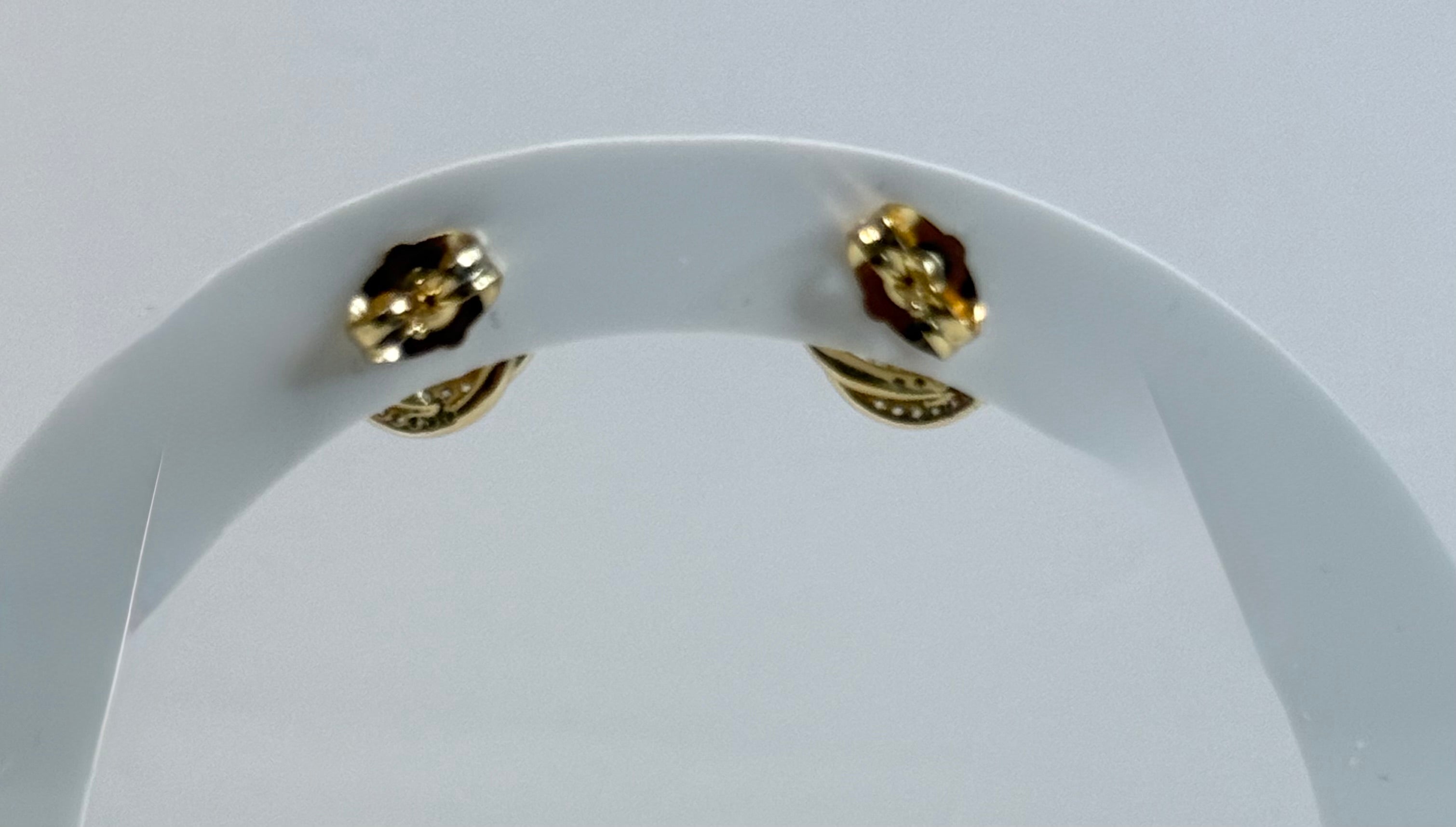 Aretes de nudo con zirconia claros.