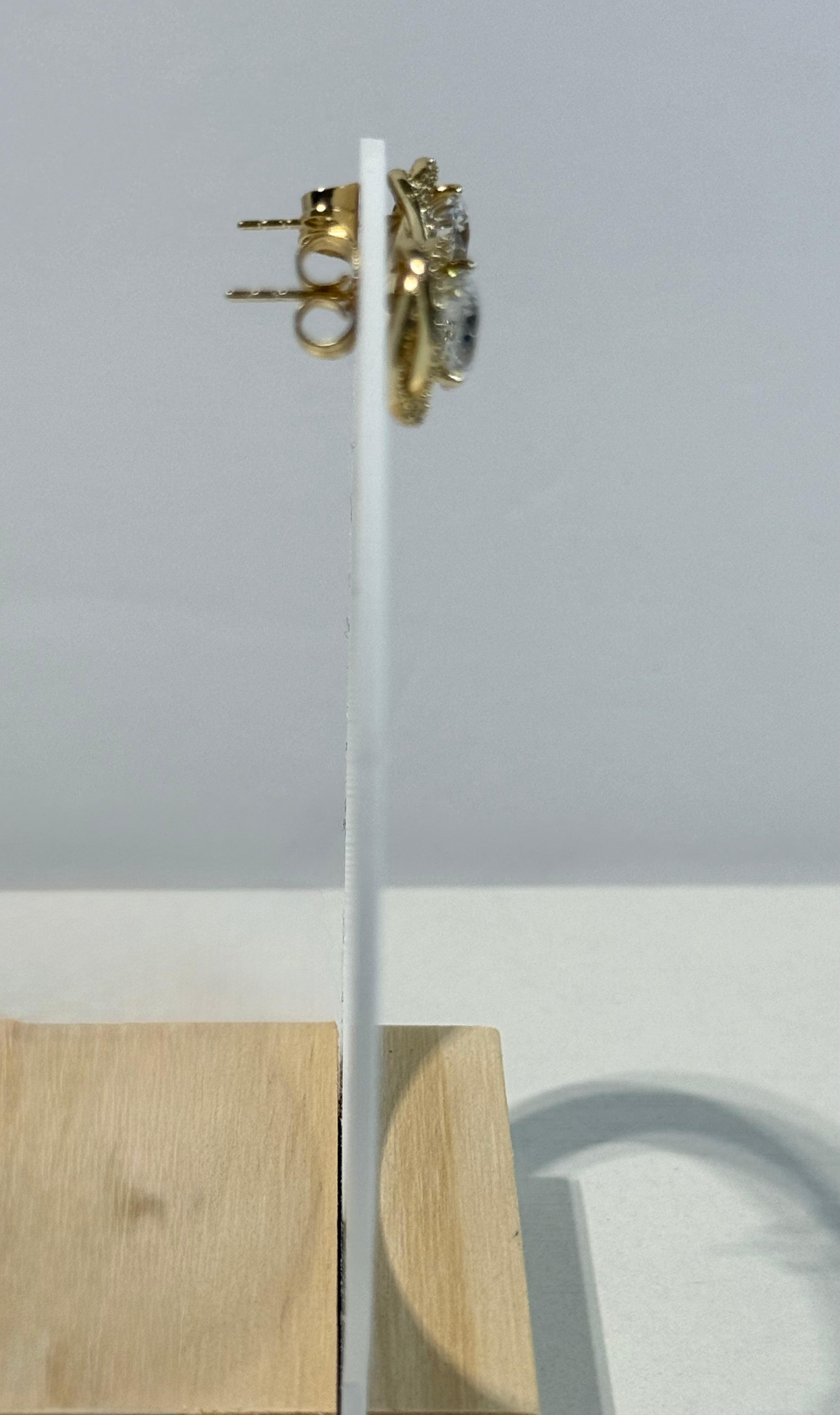 Aretes de nudo con zirconia claros.