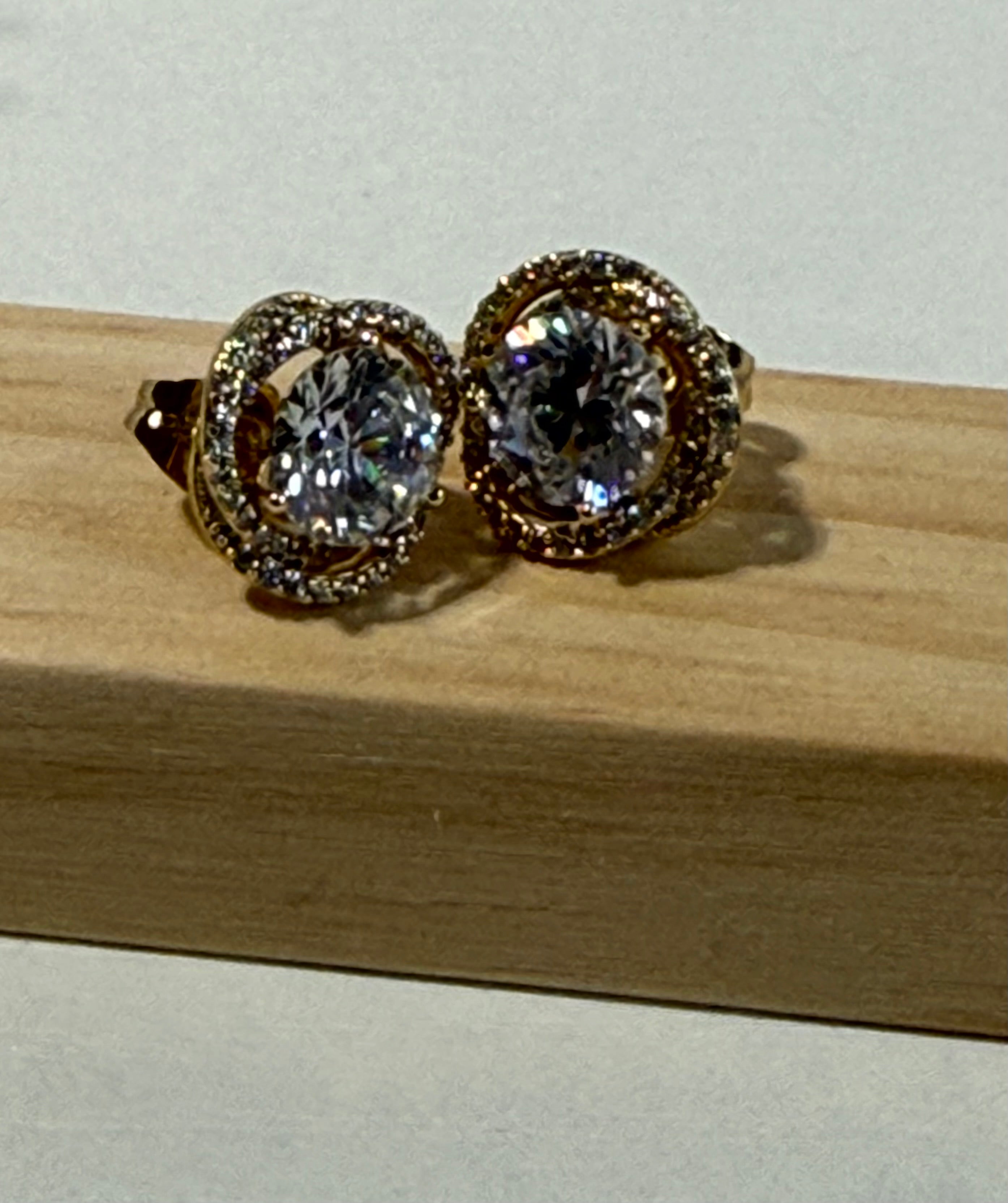 Aretes de nudo con zirconia claros.
