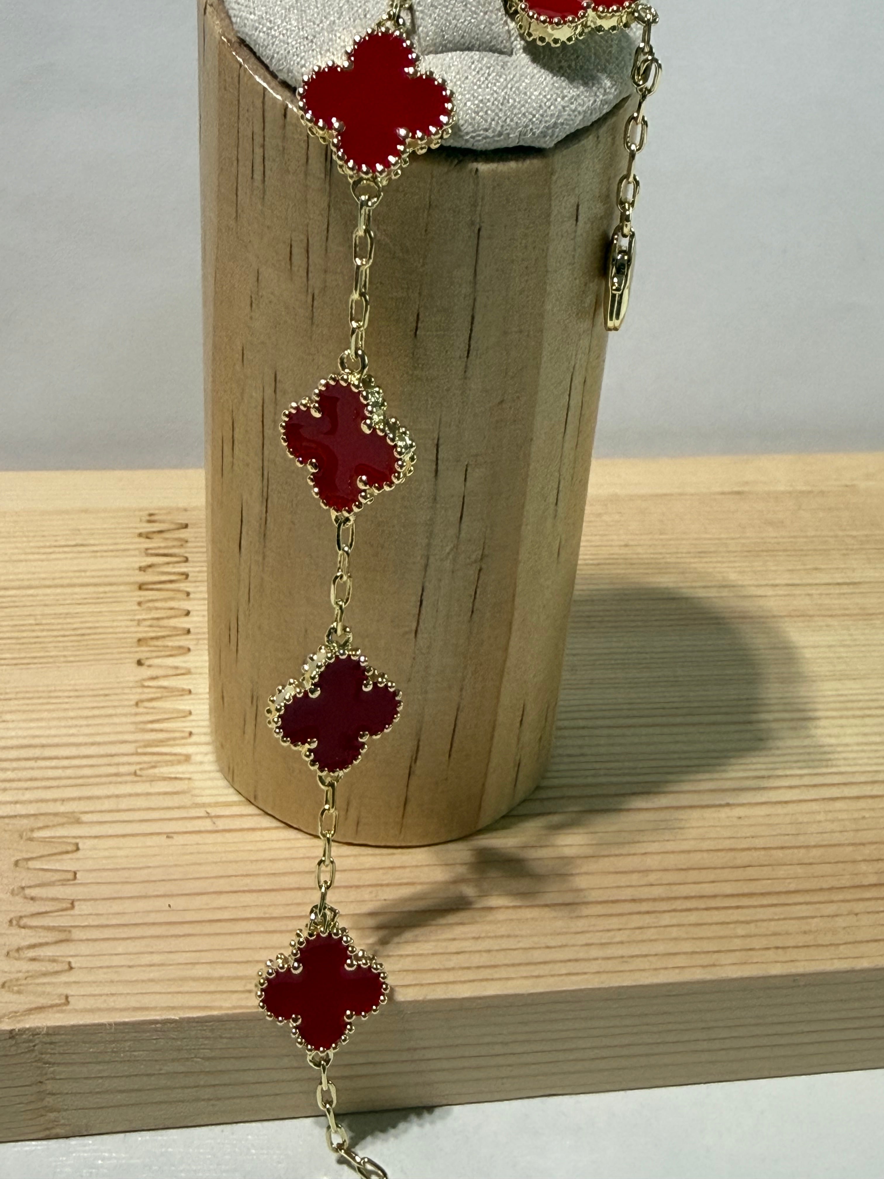 Pulsera flor de trébol roja.