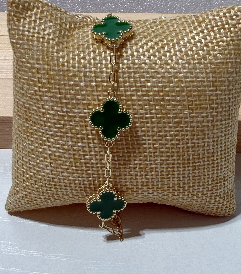 Pulsera de trébol verde.