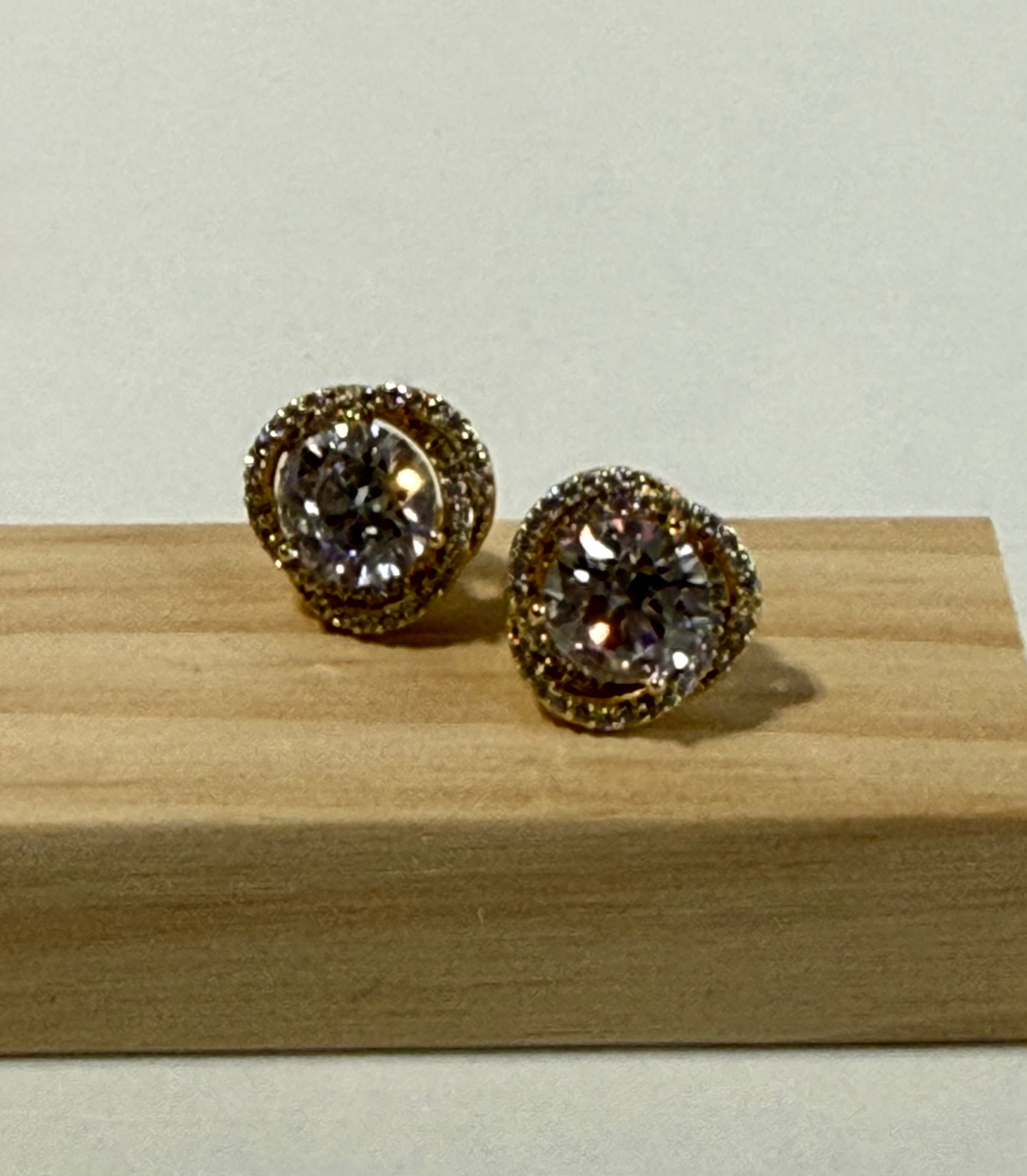 Aretes de nudo con zirconia claros.