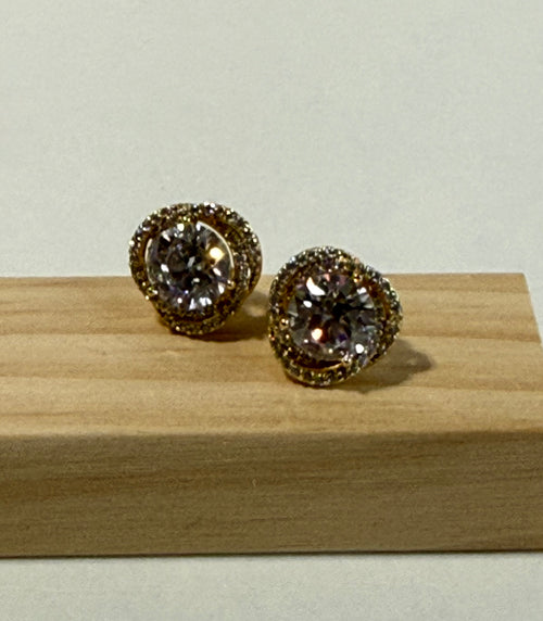 Aretes de nudo con zirconia claros.