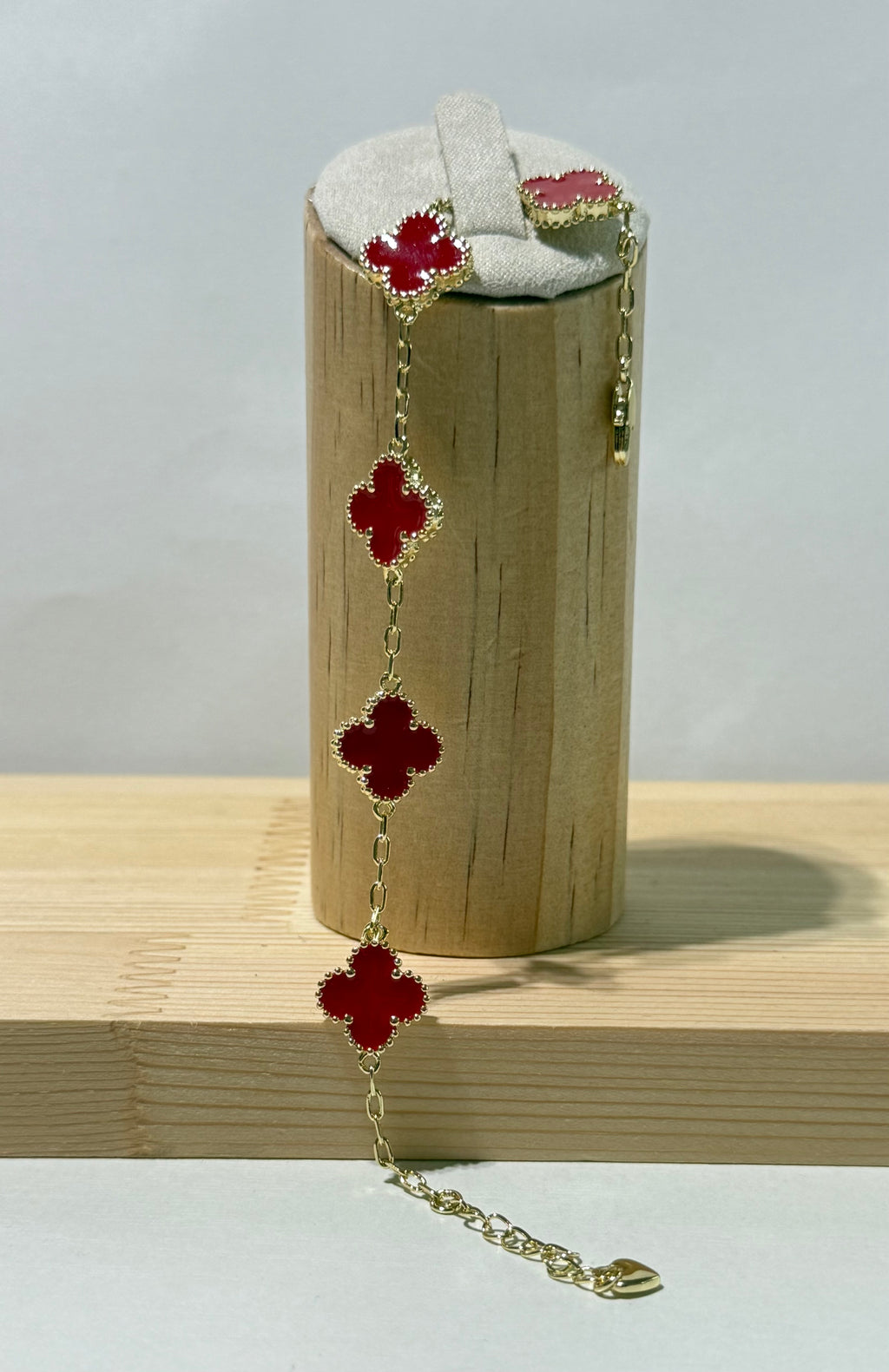 Pulsera flor de trébol roja.