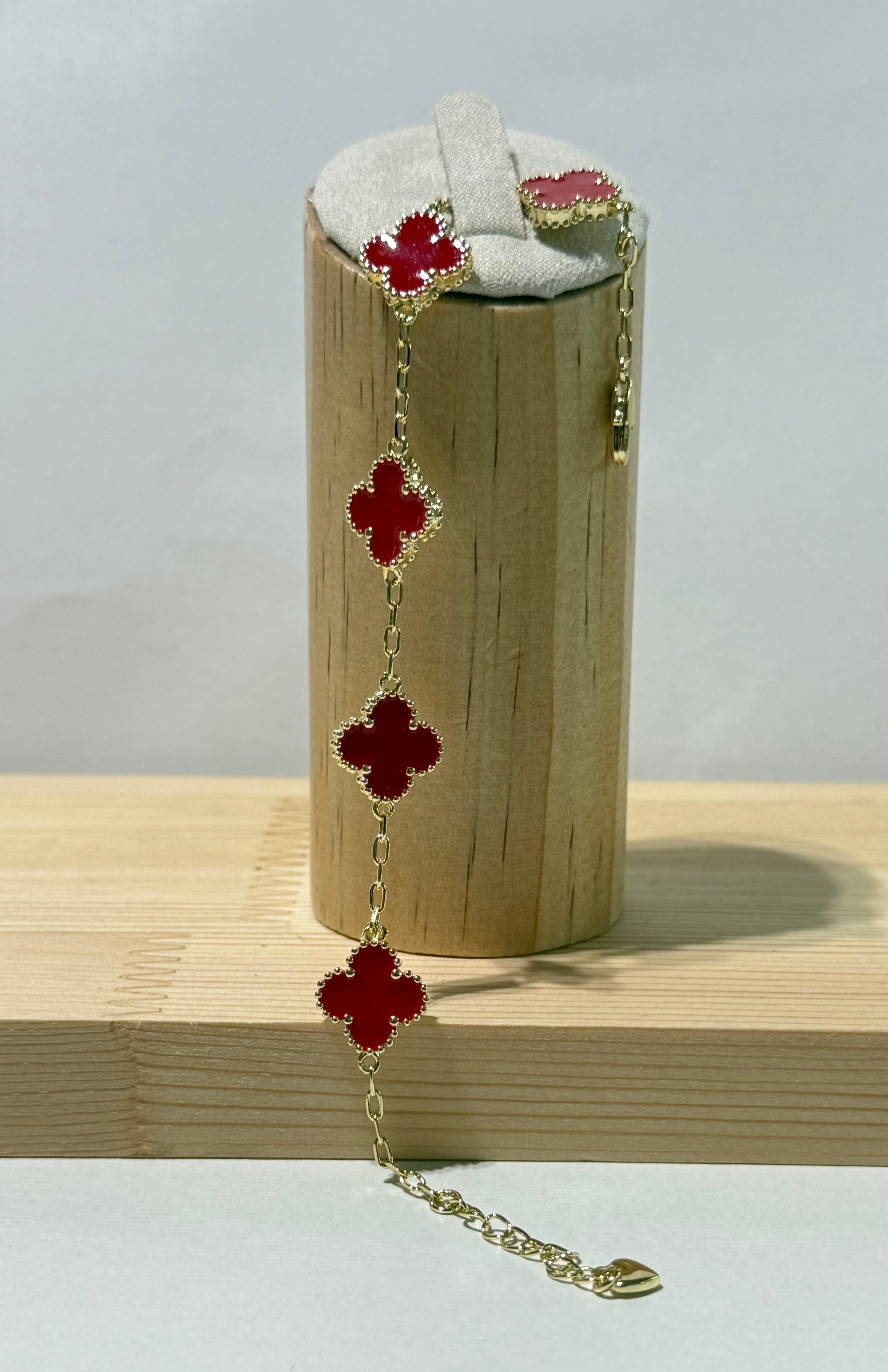 Pulsera flor de trébol roja.