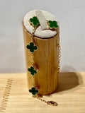 Pulsera de trébol verde.