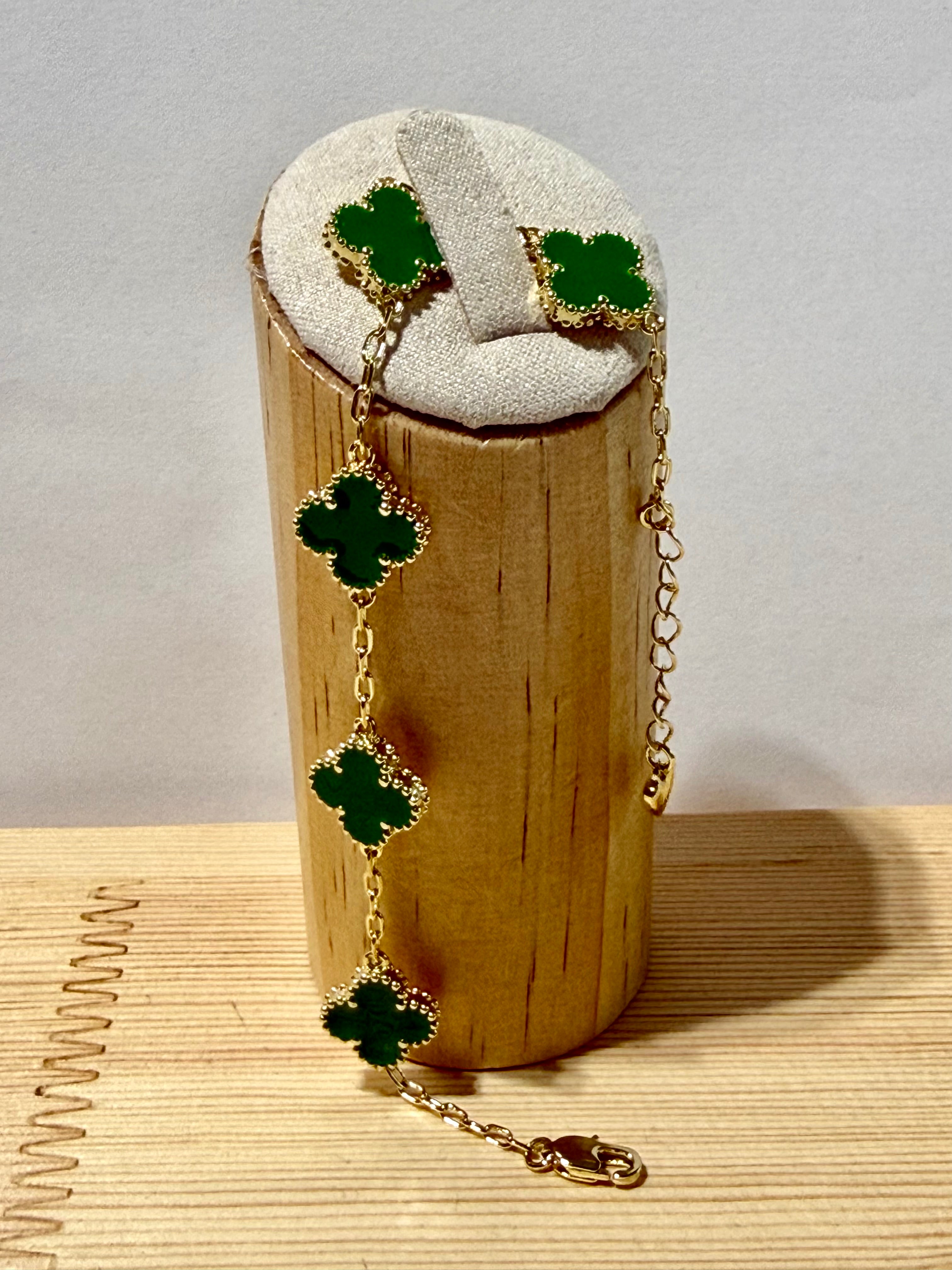 Pulsera de trébol verde.