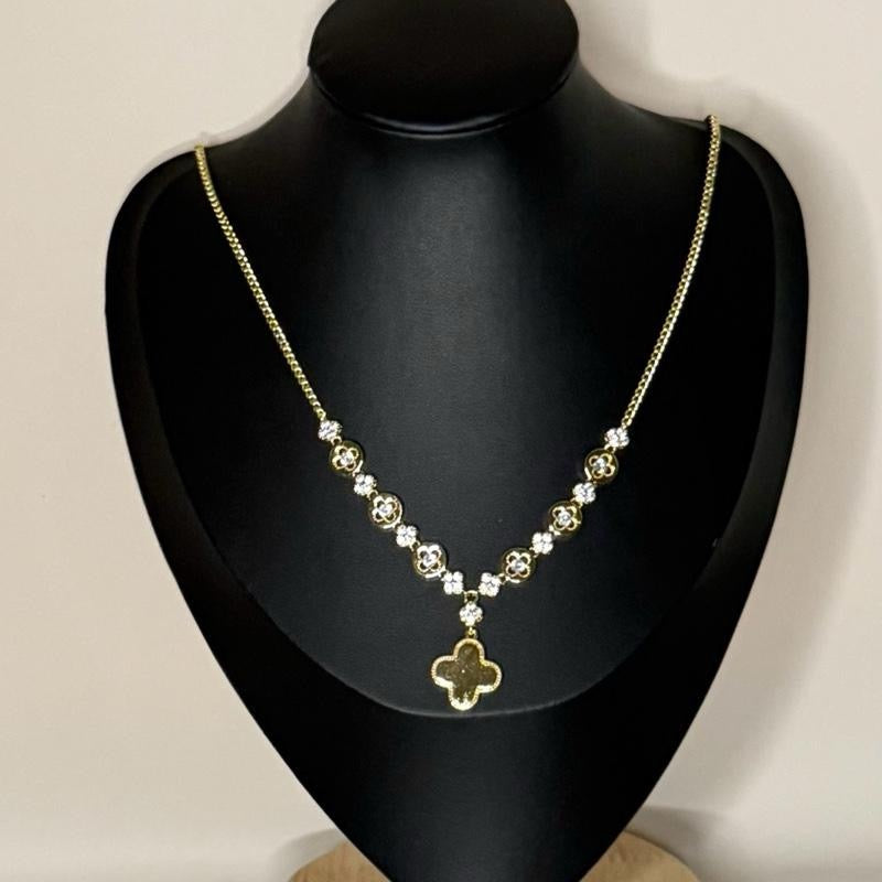 Elegante Fashion Gargantilla en Oro Laminado con Detalles de Cristales y Colgante
