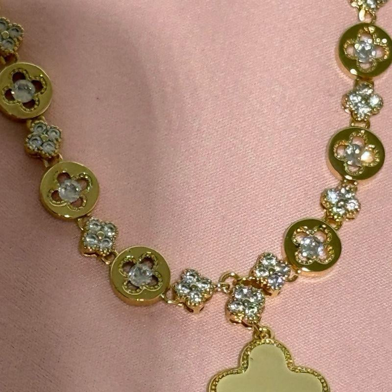 Elegante Fashion Gargantilla en Oro Laminado con Detalles de Cristales y Colgante