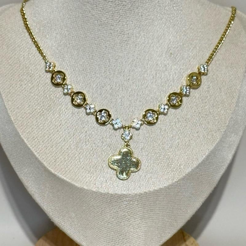 Elegante Fashion Gargantilla en Oro Laminado con Detalles de Cristales y Colgante