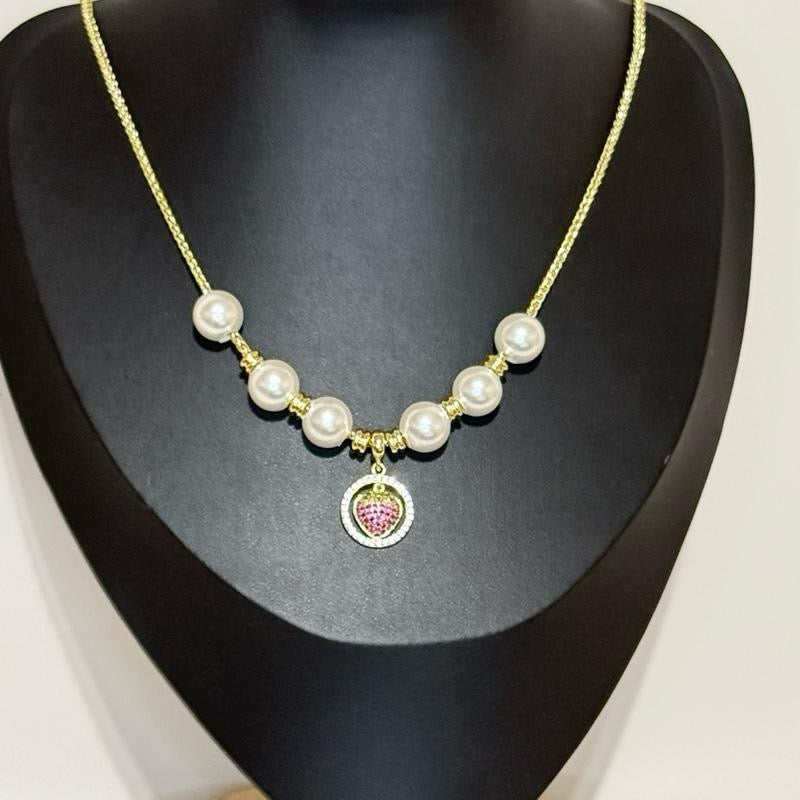 Elegante y fashion gargantilla con perlas y media fresa en el Centro