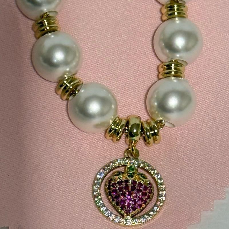Elegante y fashion gargantilla con perlas y media fresa en el Centro