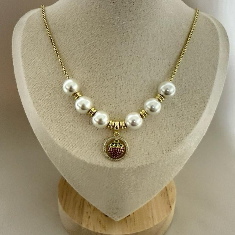 Elegante y fashion gargantilla con perlas y media fresa en el Centro